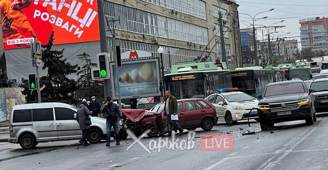 ДТП Харьков: на Леваде столкнулись Volkswagen Caddy, Fiat Uno, Volkswagen Touareg