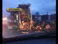 ДТП: под Харьковом перевернулся грузовой автомобиль (видео)