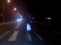 В Харькове водитель нашел веселого пешехода (видео)
