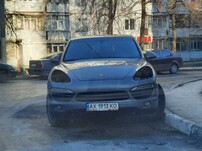 Массовое хулиганство и воровство в Харькове: повреждено множество машин (фото)