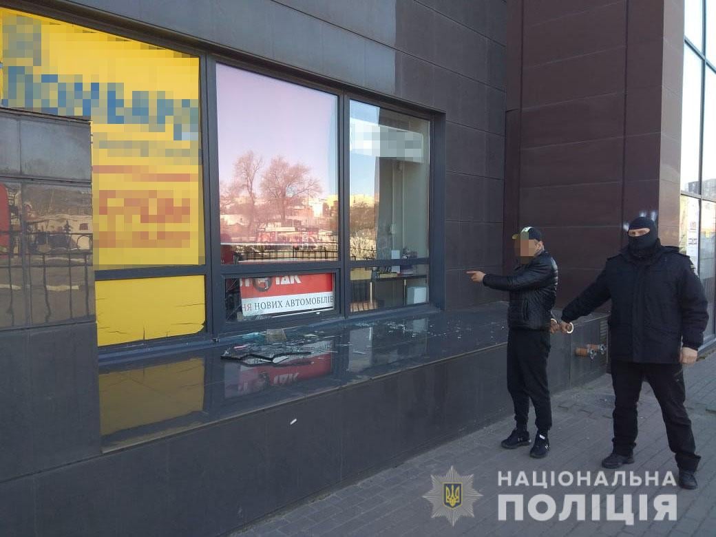 В Харькове мародеры залезли в ювелирный магазин в Доме торговли
