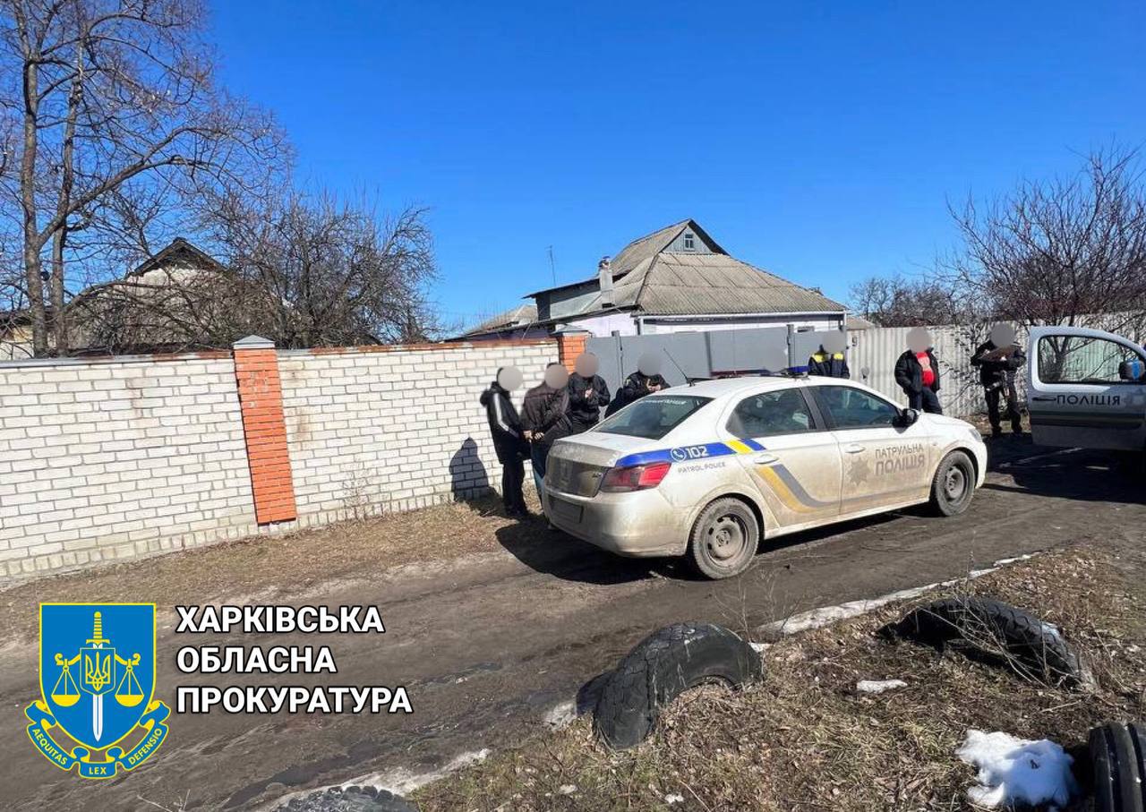 В Харькове злоумышленники избили и ограбили хозяина дома, у которого попросили зарядить мобильный
