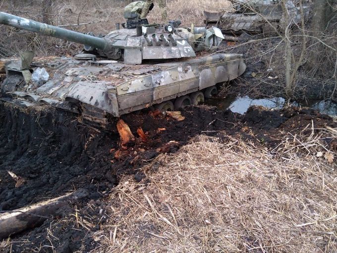 Завязшие в харьковской земле танки россиян откопали для нужд ВСУ