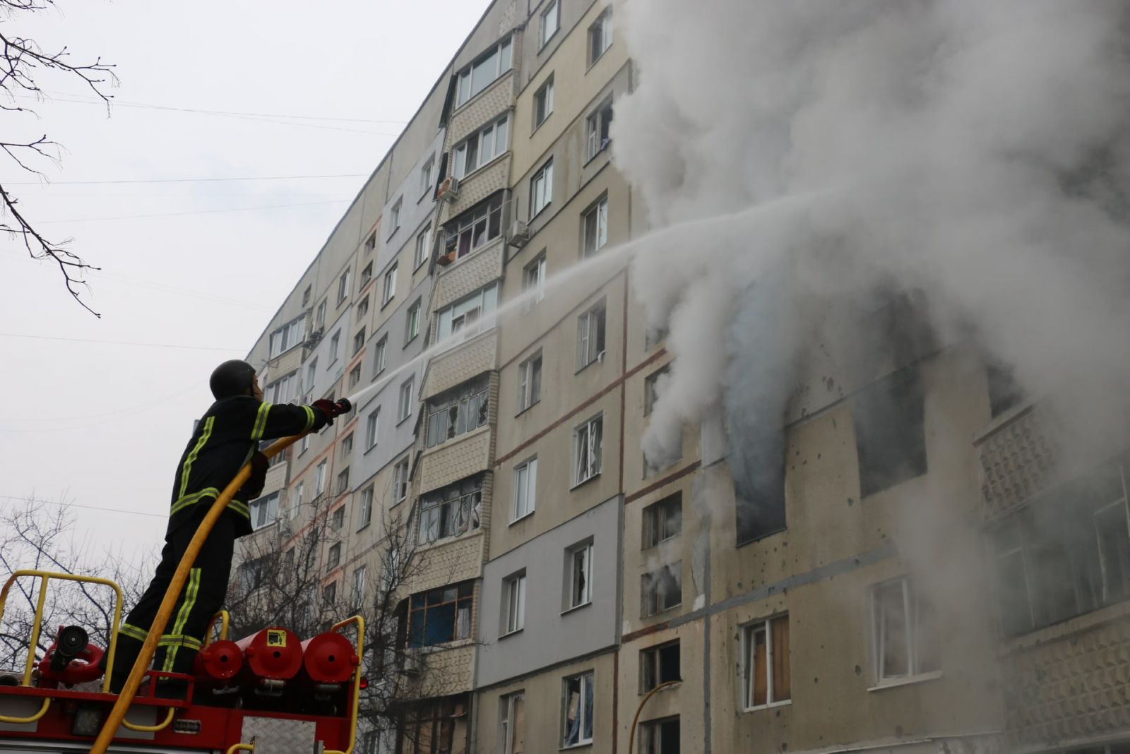 В спальном районе Харькова загорелись многоэтажки после обстрела