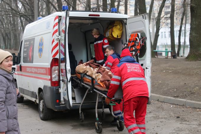 В спальном районе Харькова загорелись многоэтажки после обстрела