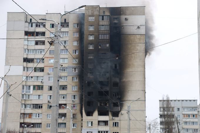 В спальном районе Харькова загорелись многоэтажки после обстрела
