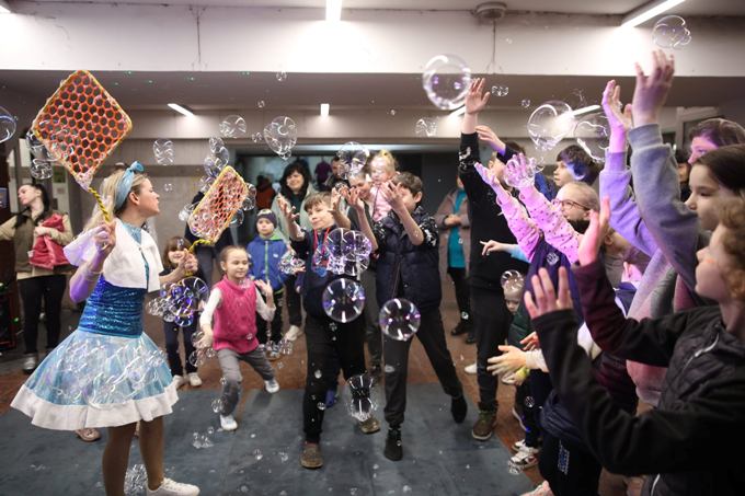Шоу мыльных пузырей устроили в Харькове для детей, скрывающихся в метро