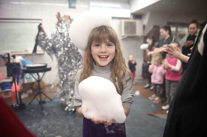 Шоу мыльных пузырей устроили в Харькове для детей, скрывающихся в метро