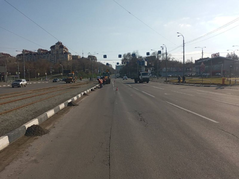 В Харькове приводят в порядок дороги после зимы