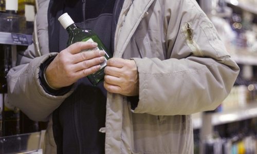 Криминал Харьков: Вор украл 12 бутылок спиртного и был пойман на Большой Кольцевой улице