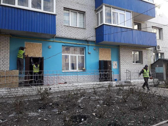В Харькове восстанавливают разрушенные окна и кровли
