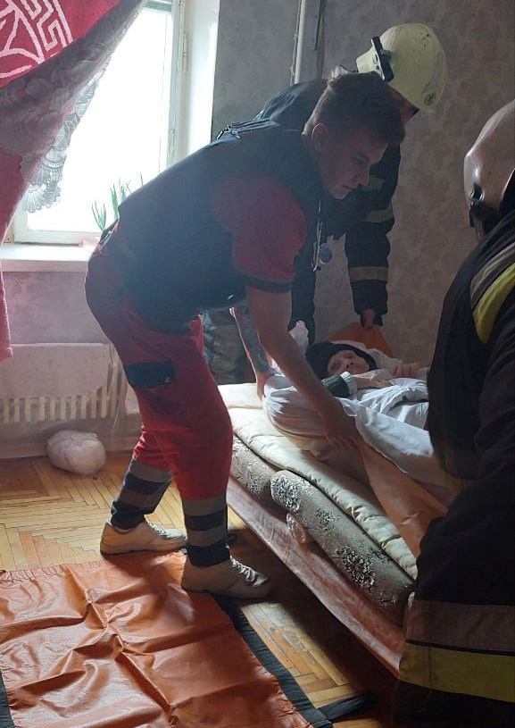  спасатели Киевского района оказали помощь больной пожилой женщине