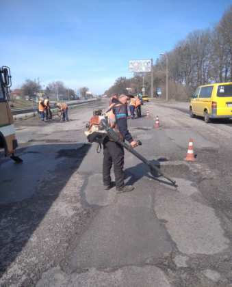 На трассе под Харьковом убирают разбитые автомобили