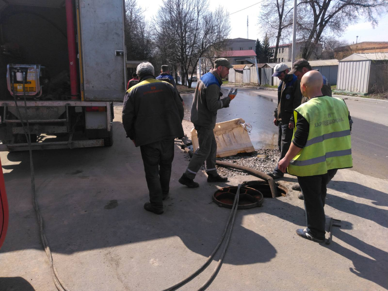 В Харькове восстанавливают поврежденные водоводы