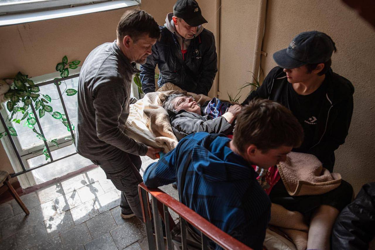 В Харькове из опасного района спасена женщина с рассеянным склерозом