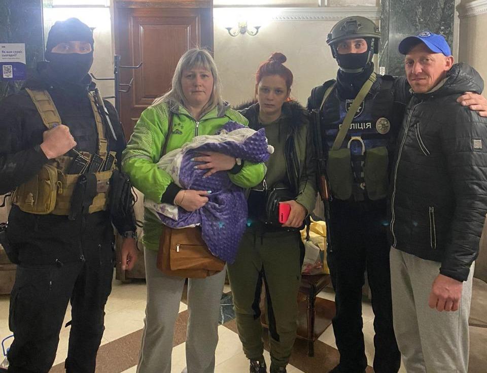 Семью с младенцем спасли из горящего после обстрелов дома в Харькове