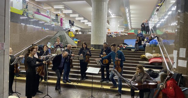 Артисты оперного театра выступили перед харьковчанами в метро