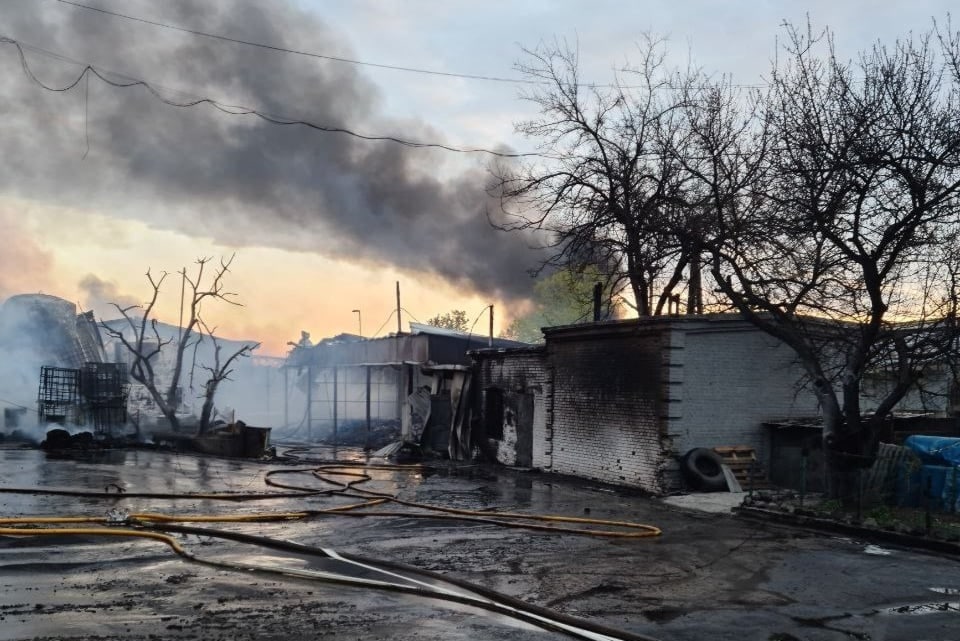 Масштабный пожар на складах в Харькове охватил тушили полдня
