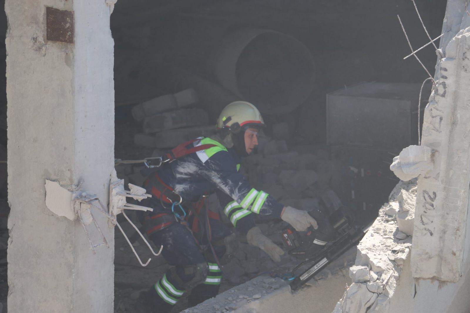 Харьков-спасатели разбирают завалы 