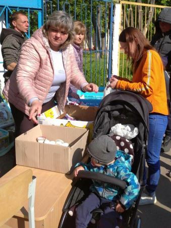 Раздача гуманитарной помощи в Харькове: фото