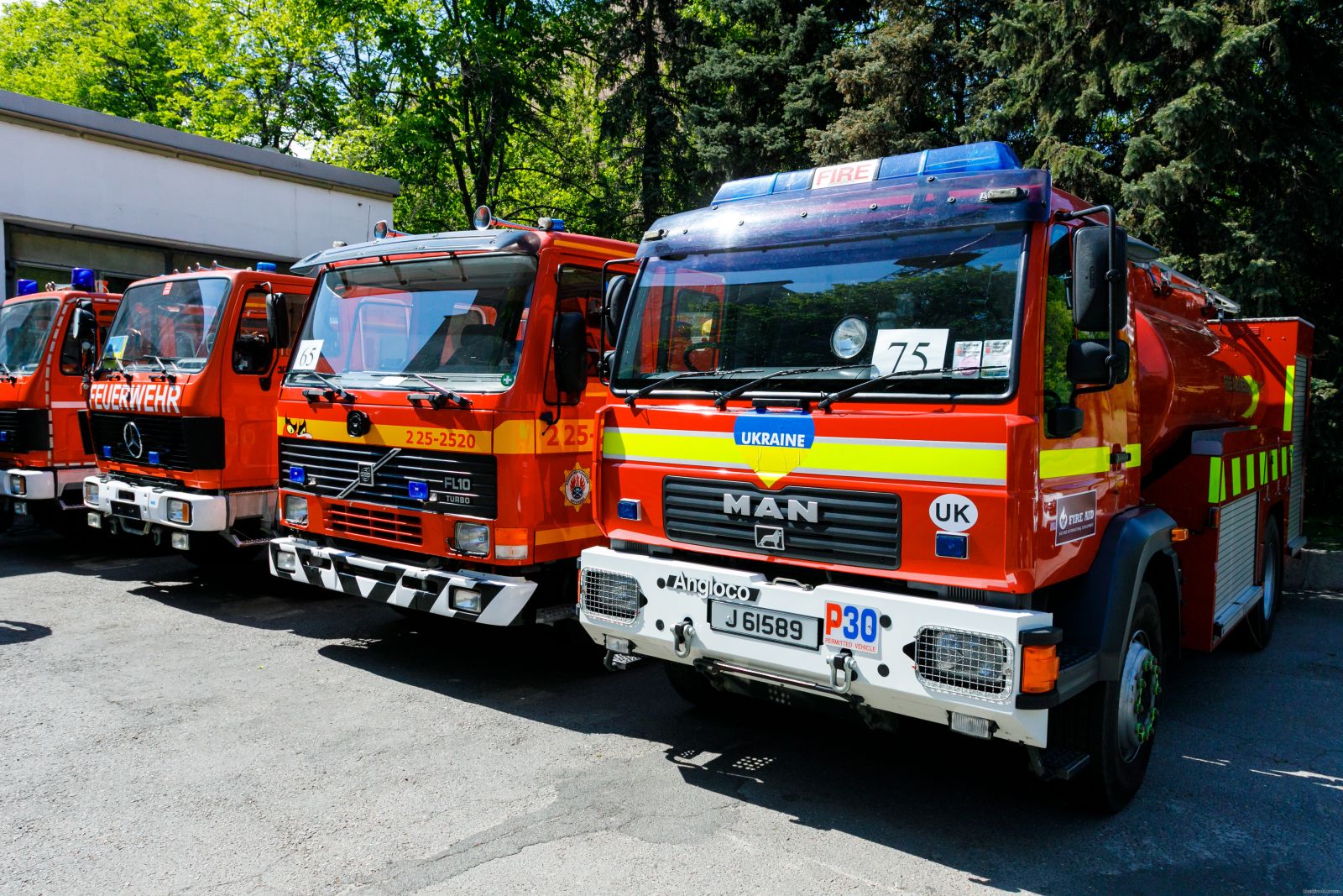 Харьковским пожарным передали девять спецмашин