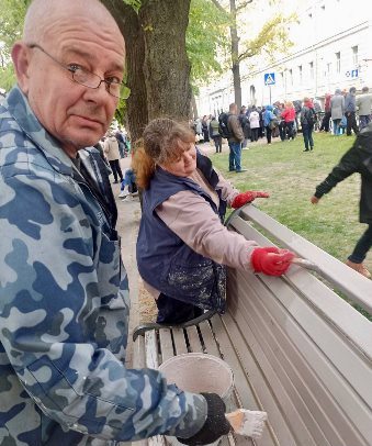 В Харькове приводят в порядок скамейки и ограждения