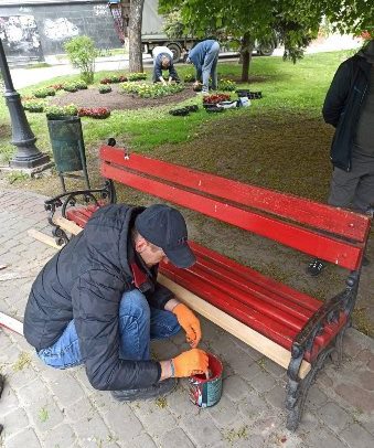 В Харькове приводят в порядок скамейки и ограждения