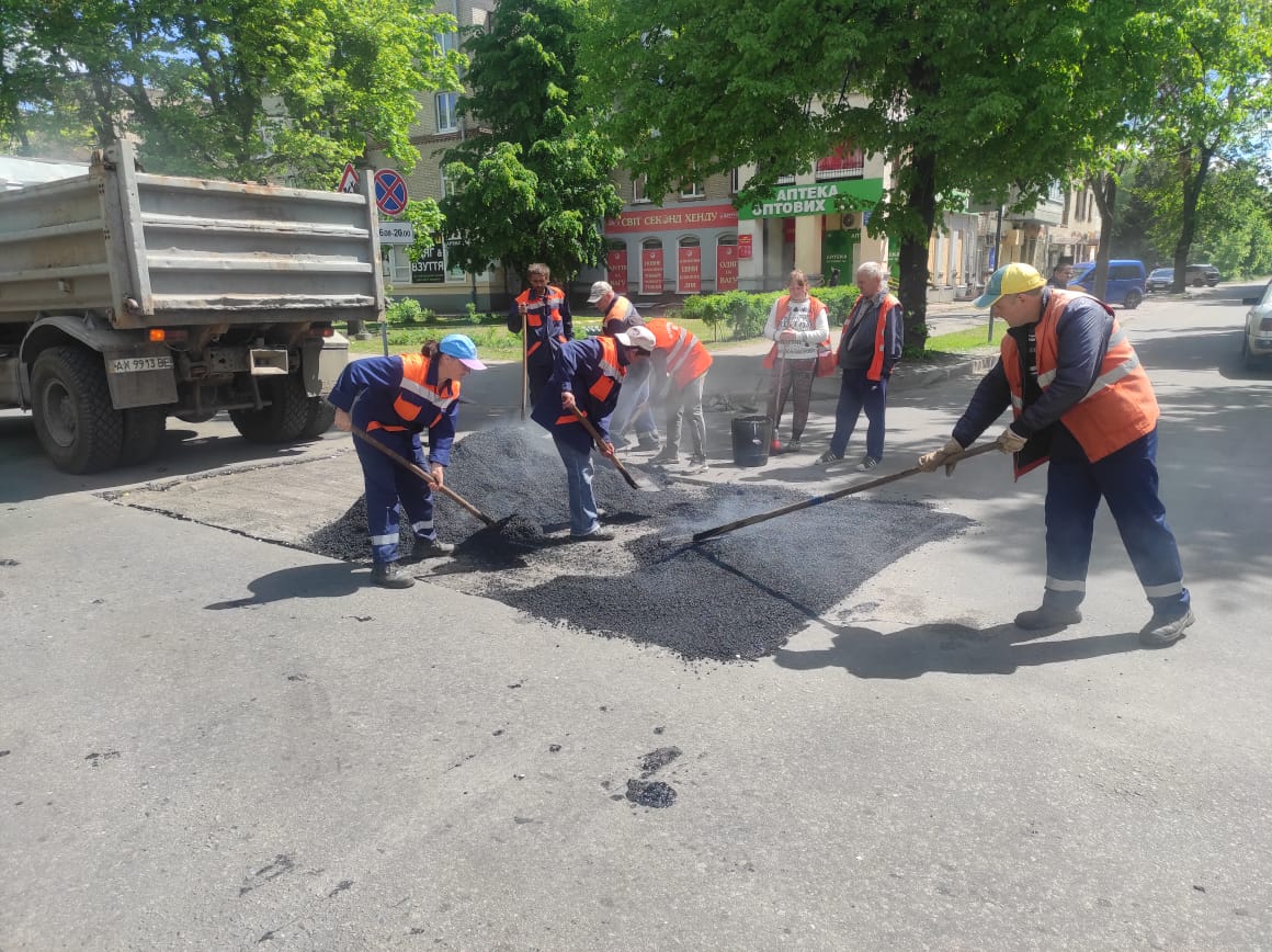 Харьковские дорожники ремонтируют проспект Архитектора Алешина 