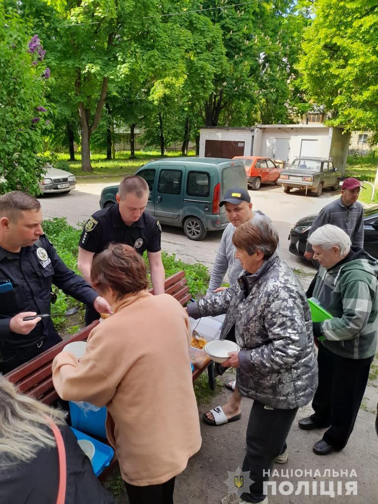 Доставили горячие обеды в пострадавший район харьковские полицейские