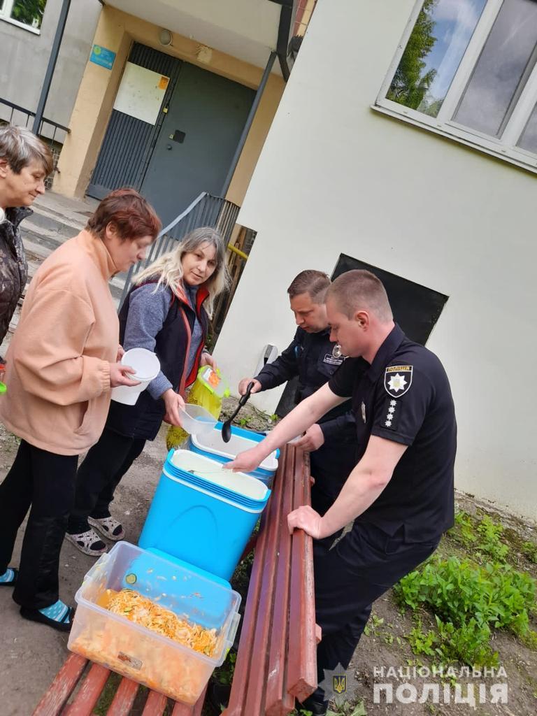 Доставили горячие обеды в пострадавший район харьковские полицейские