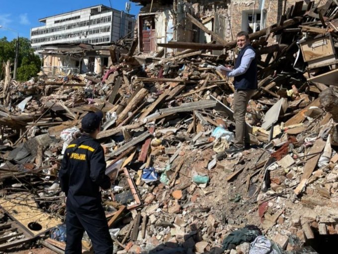 Прокуроры обследовали разбомбленный дом в Харькове, в котором погиб человек