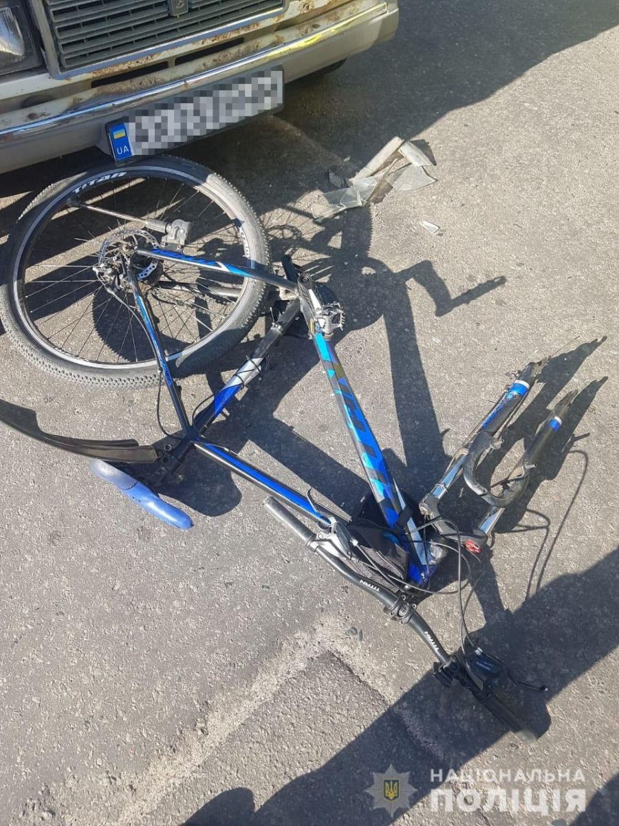 ДТП Харьков: Велосипедист отлетел от удара Dacia Logаn на Lada Priora, затем ударившись о ВАЗ 2107