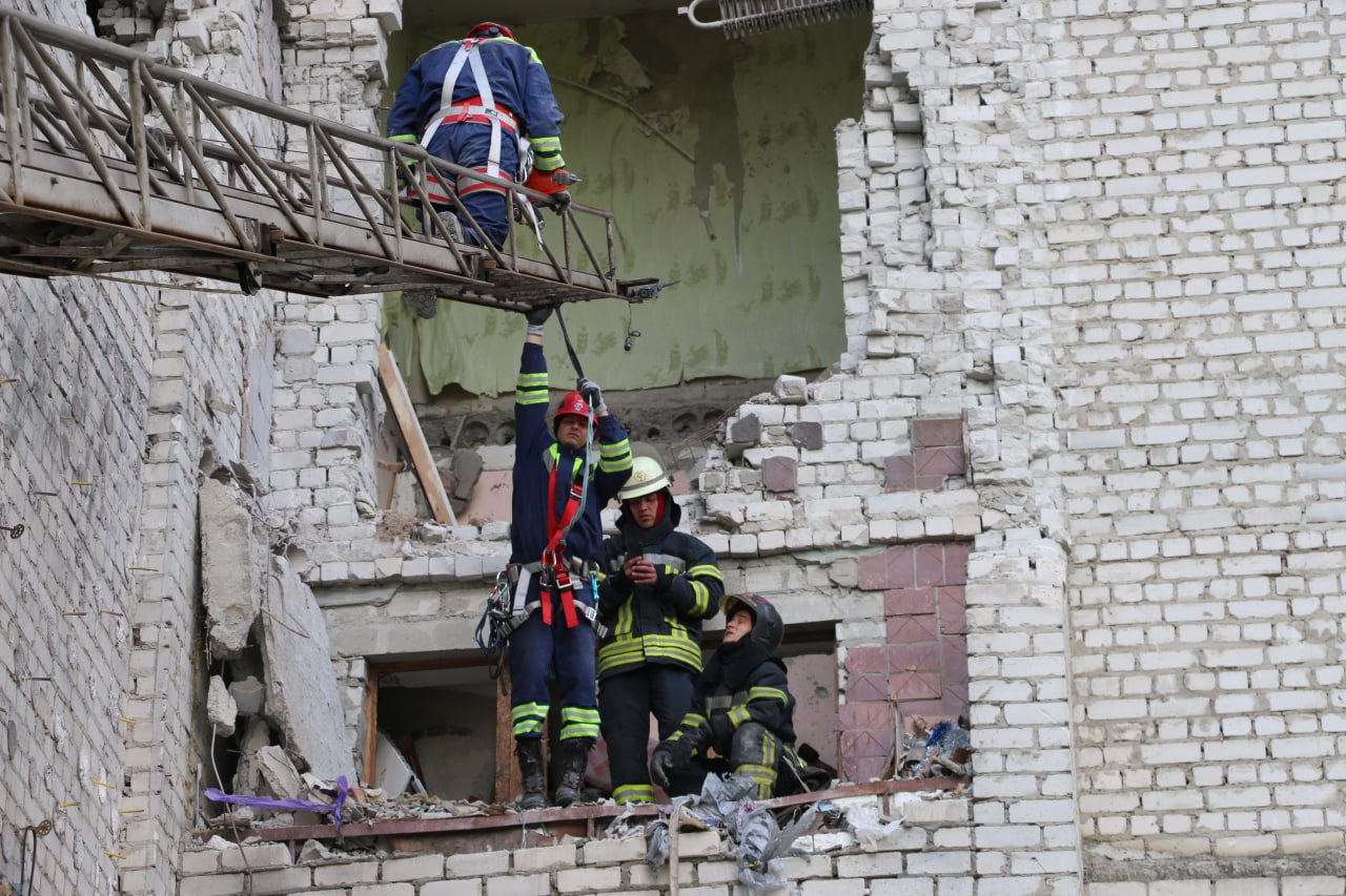 Спасатели разбирали завалы в пяти районах Харькова и области