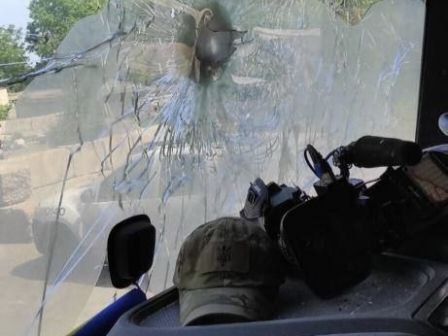 Оккупанты обстреляли авто в Луганской области 