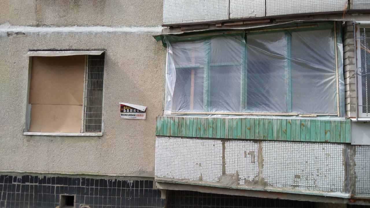На Салтовке коммунальщики забивают окна, ремонтируют крыши домов