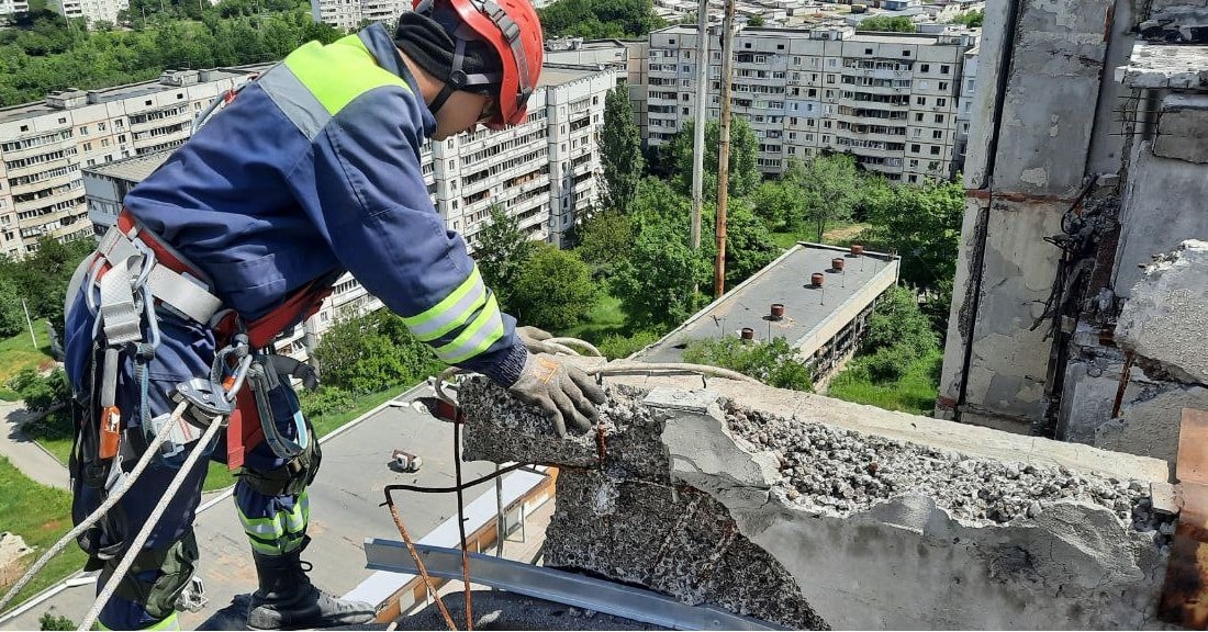 Разбирать завалы в Харькове помогали канадские спасатели Canadian International Rescue Organization
