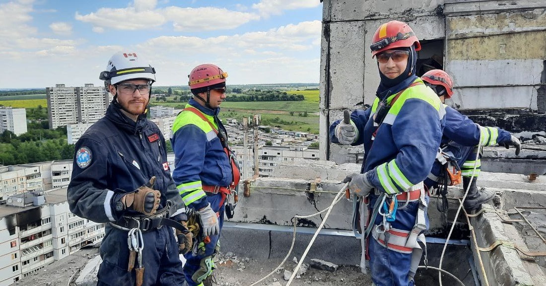 Разбирать завалы в Харькове помогали канадские спасатели Canadian International Rescue Organization