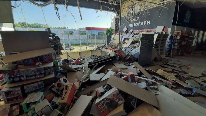 Российская ракета разрушила супермаркет Восторг в Харькове
