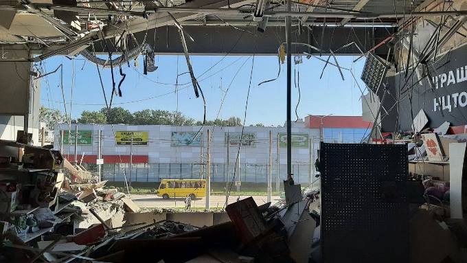 Российская ракета разрушила супермаркет Восторг в Харькове