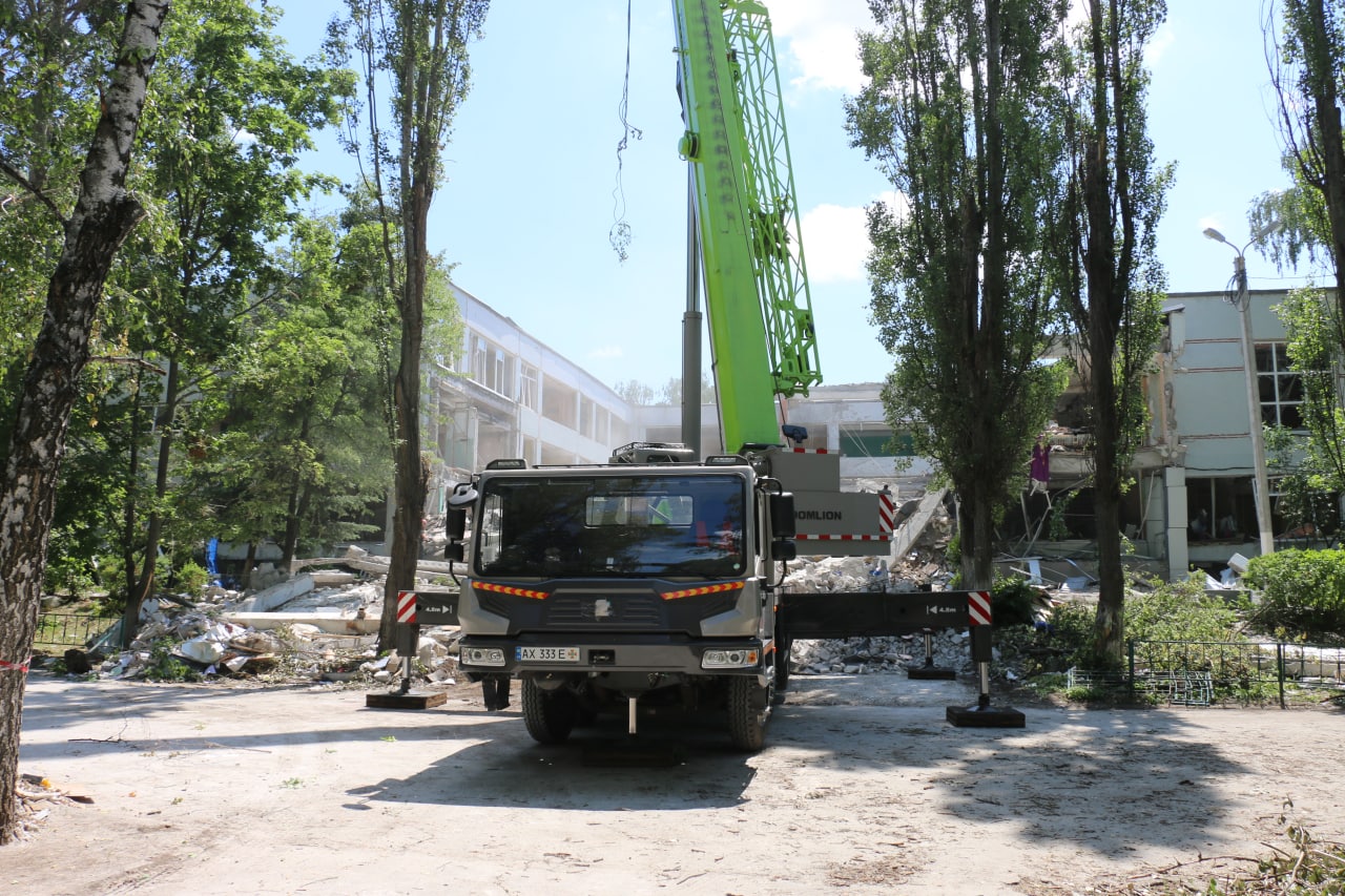 Разбирали завалы спасатели после обстрела Киевского района Харькова