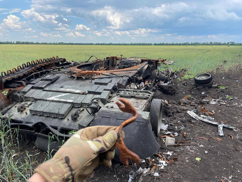 Разбитая техника россиян на полях Харьковской области