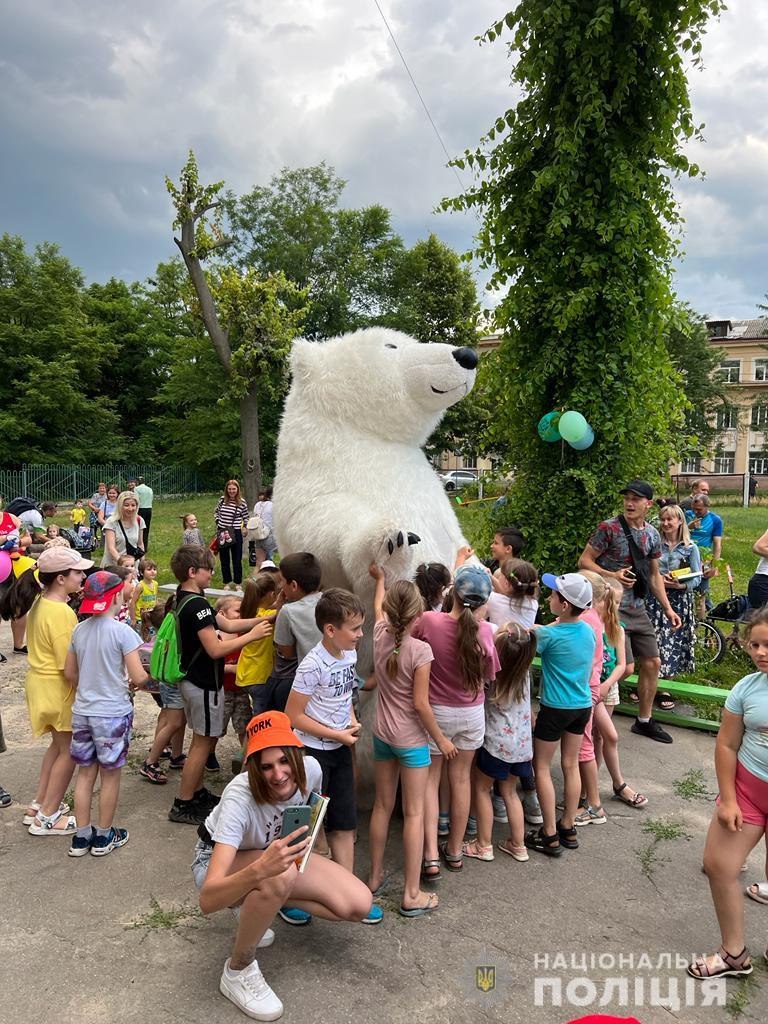 Детский праздник организован полицией и волонтерами в Слободском районе Харькова