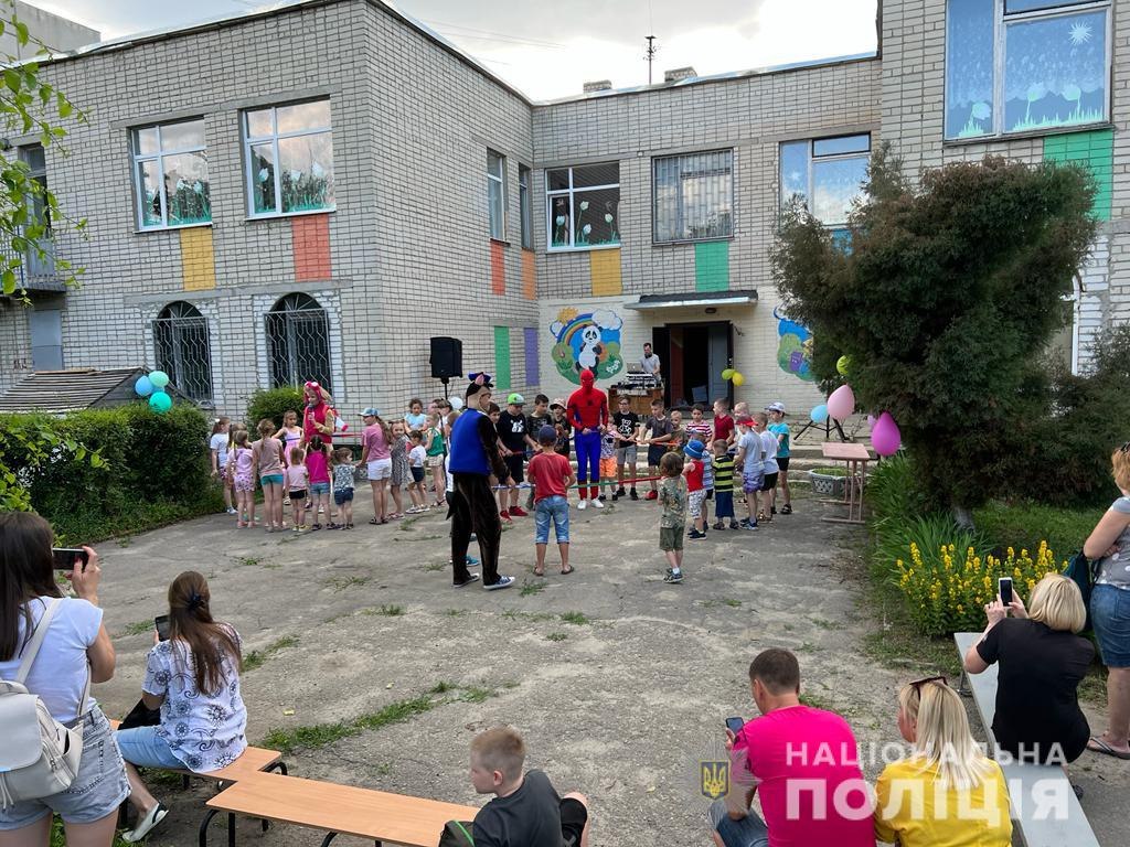 Детский праздник организован полицией и волонтерами в Слободском районе Харькова