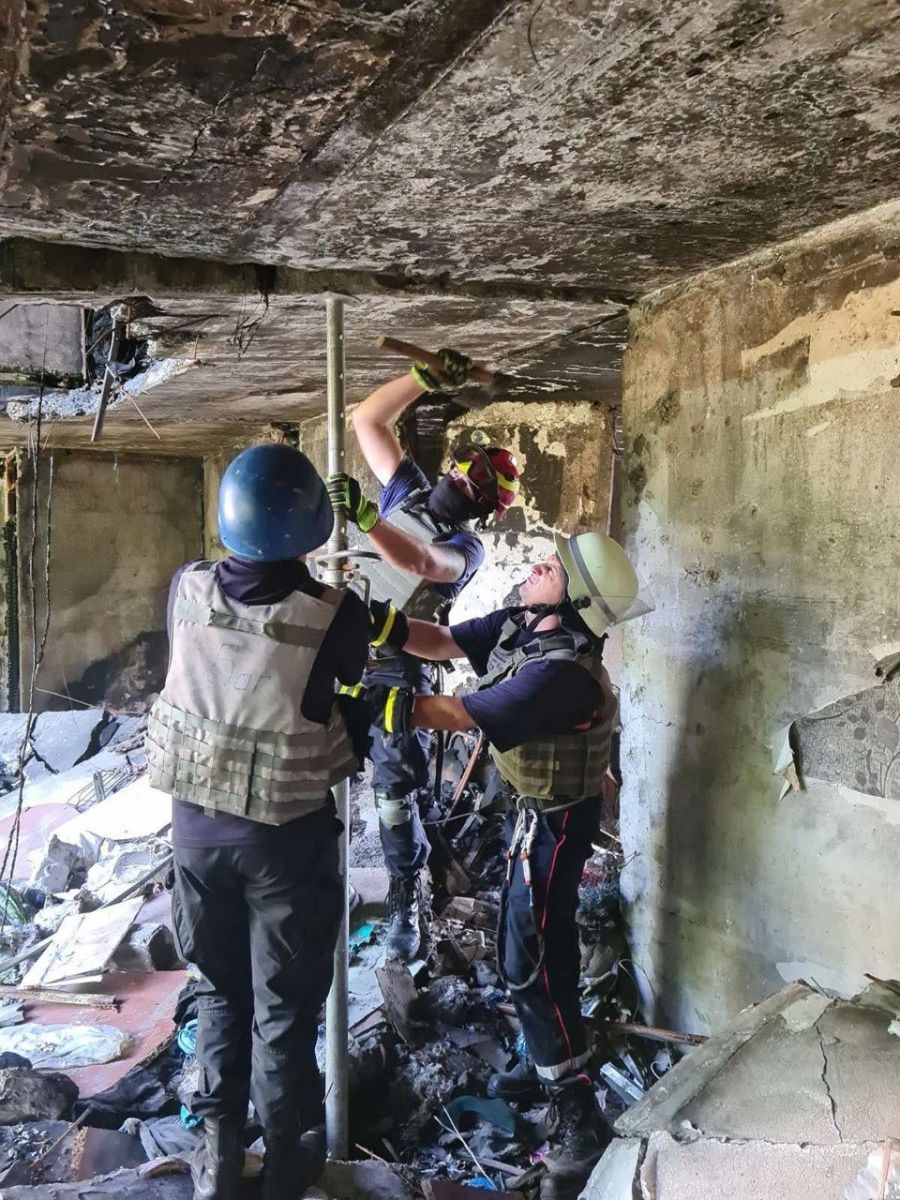 Обстрелы врага: Спасатели разбирали завалы харьковских высоток