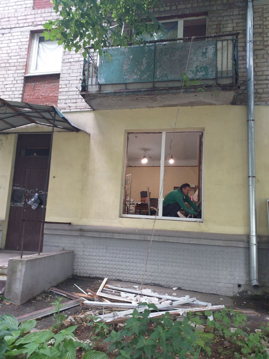 Ставят металлопластиковые окна в пострадавших домах Харькова