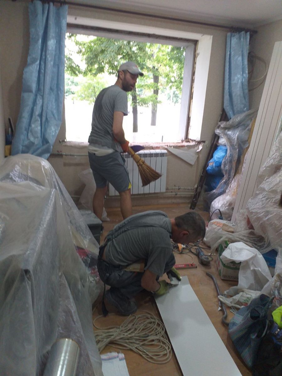 Ставят металлопластиковые окна в пострадавших домах Харькова