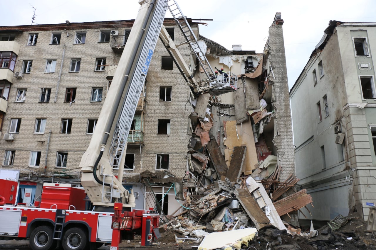 Разбирали завалы дома после обстрела в центре Харькова спасатели