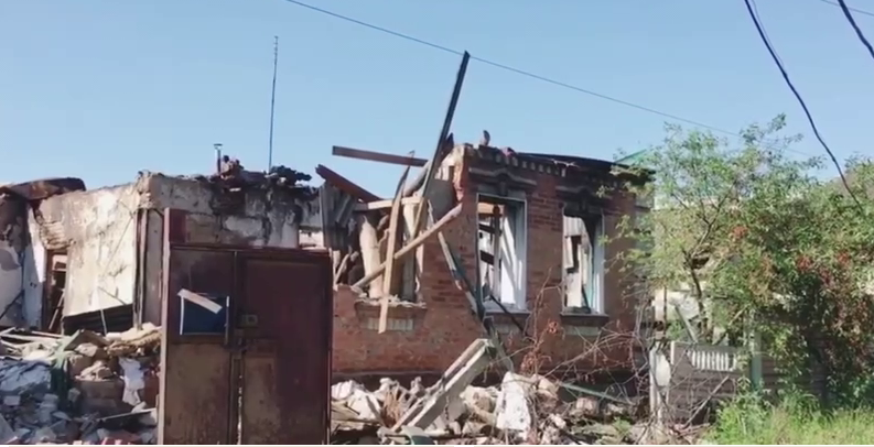 Разрушенный дом в поселке Слатино Харьковской области