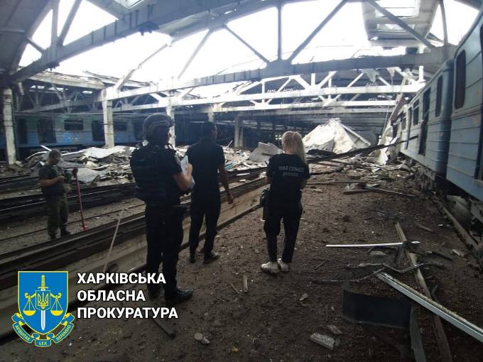 Фотофакт разрушения ракетным ударом депо харьковского метрополитена