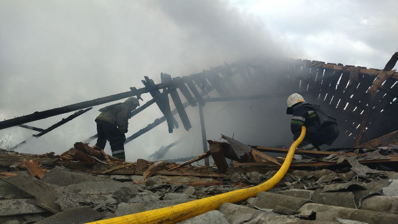 Пожар после обстрела в Чкаловской общине Чугуевского района